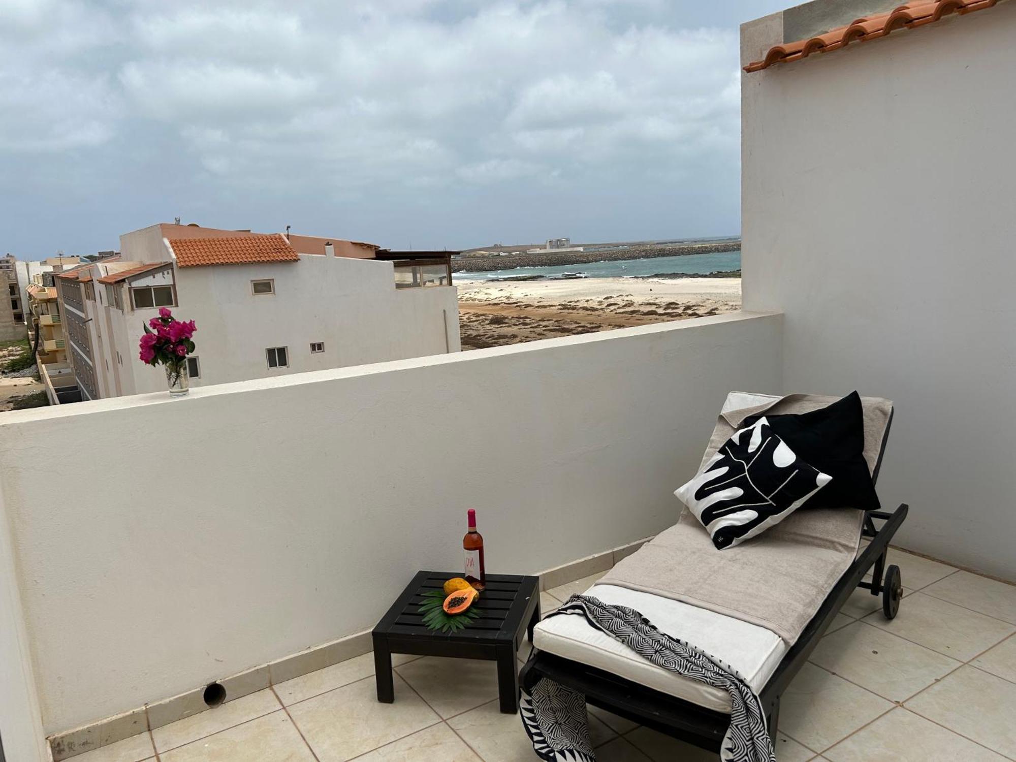 Un Hogar Lejos De Tu Hogar Apartment ซาลเรย์ ภายนอก รูปภาพ